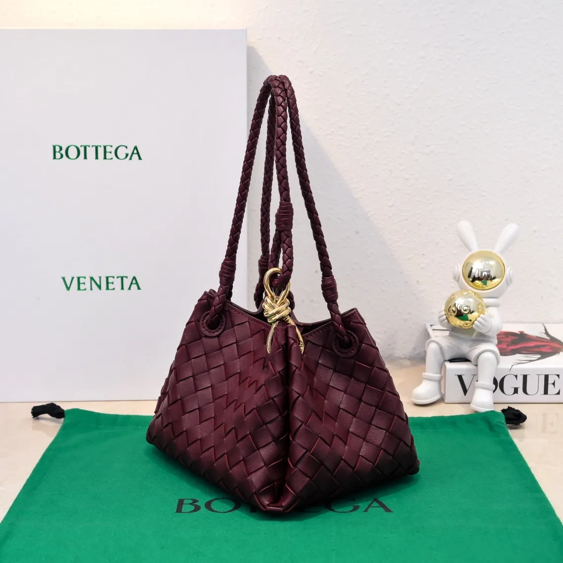 Batch 1760 BV home is new! Andiamo combines Bottega Veneta archives parachute handbags to inherit retro elements and integrate modern trends. The same style as Shu Qi's Beijing Night. It is a continuation of the classic bag. It has three functions: hand carry, shoulder and cross-body. It is embellished with metal brass knot buckles. The capacity of the small one is amazing. It can easily hold sunglasses in a box/small bottle of water/powder powder/charger and other daily necessities when going out. The upper body is versatile. Style number: 6569 Size: 21*17*16.5cm